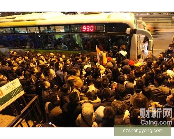 公交车上突然开启的跳舞秀引发乘客热议，引发众人关注的奇异场景